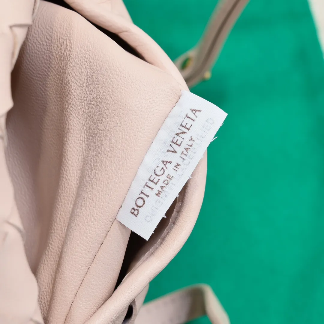 Batch 1400 BV 24 early spring new mini Hop has finally arrived! ! ! The small one is really exquisite and textured, and really shows off your temperament! ! ! Its shoulder strap is detachable, so it can be carried by hand or worn cross-body, which is really very practical! Moreover, the 15ProMax mobile phone can also be placed, so there is no need to worry about the problem of not being able to place the mobile phone. 📱 Style number: 7586# Size: 25.5*14.5*11cm